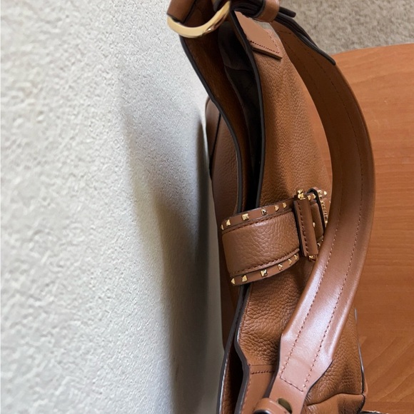 Michael Kors Lillian Medium
Shoulder - Picture 10 of 15